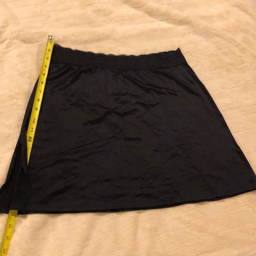 Vassarette slip. Black. Never worn. 16-22 waist. 18” long. Hips 21”…stretchy
